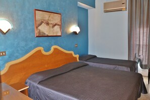 Habitación triple | Escritorio, cunas, wifi gratis y ropa de cama 