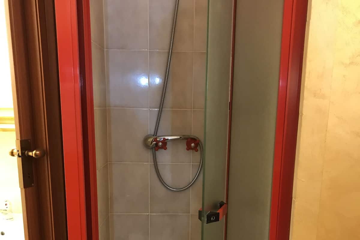 Single Room | Bathroom | Shower, free toiletries, hair dryer, bidet