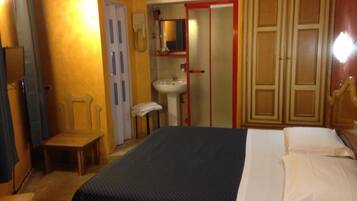 Schreibtisch, Babybetten, kostenloses WLAN, Bettwäsche