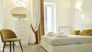 Suite superior, balcón | Ropa de cama de alta calidad, escritorio y insonorización