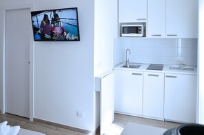 Suite, Balcony | Private kitchenette | Full-sized fridge, microwave, stovetop, coffee/tea maker - Duca 70 Suite Home (Taranto)