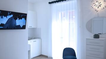 Suite, balcón | Cocina privada | Refrigerador con congelador, microondas y parrilla de estufa