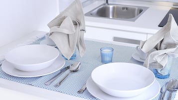 Suite, balcón | Cocina privada | Refrigerador con congelador, microondas y parrilla de estufa