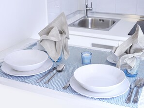 Suite, balkong | Eget kjøkken | Kjøleskap, mikrobølgeovn, kokeplater og kaffetrakter/tekoker