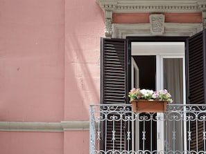Suite, balcon | Façade de l’hébergement