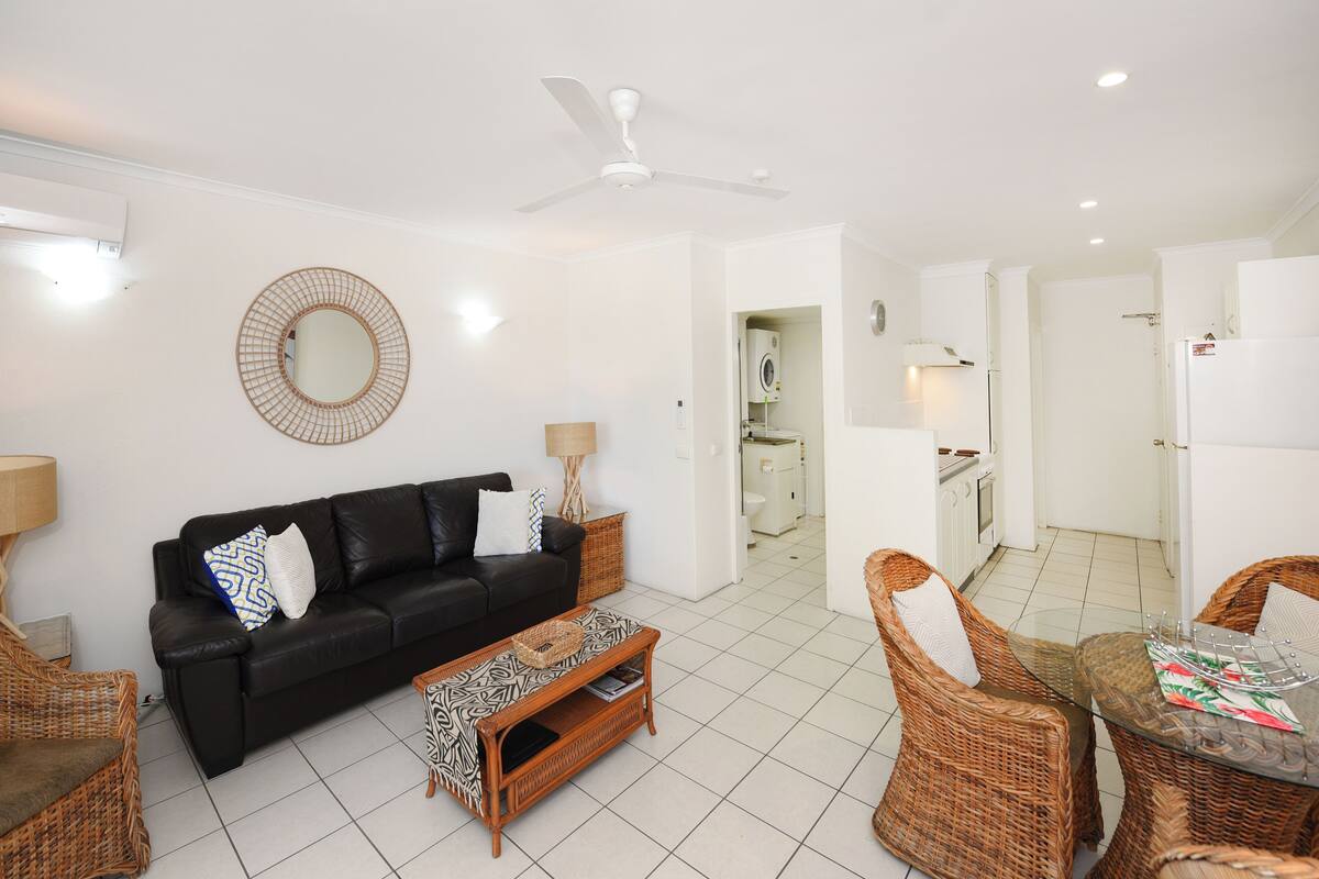 Apartamento, 1 quarto, vista para o oceano, de frente para a praia (Second Floor) | Área de estar | TV LCD, DVD player