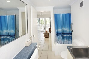 Huoneisto, 1 makuuhuone, valtamerinäköala, rannan lähellä (Second Floor) | Kylpyhuone | Suihku, hiustenkuivaaja, pyyhkeet