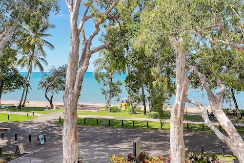 Hibiscus On Palm Cove at Marlin Waters