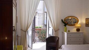 1 habitación, escritorio, tabla de planchar con plancha y wifi gratis