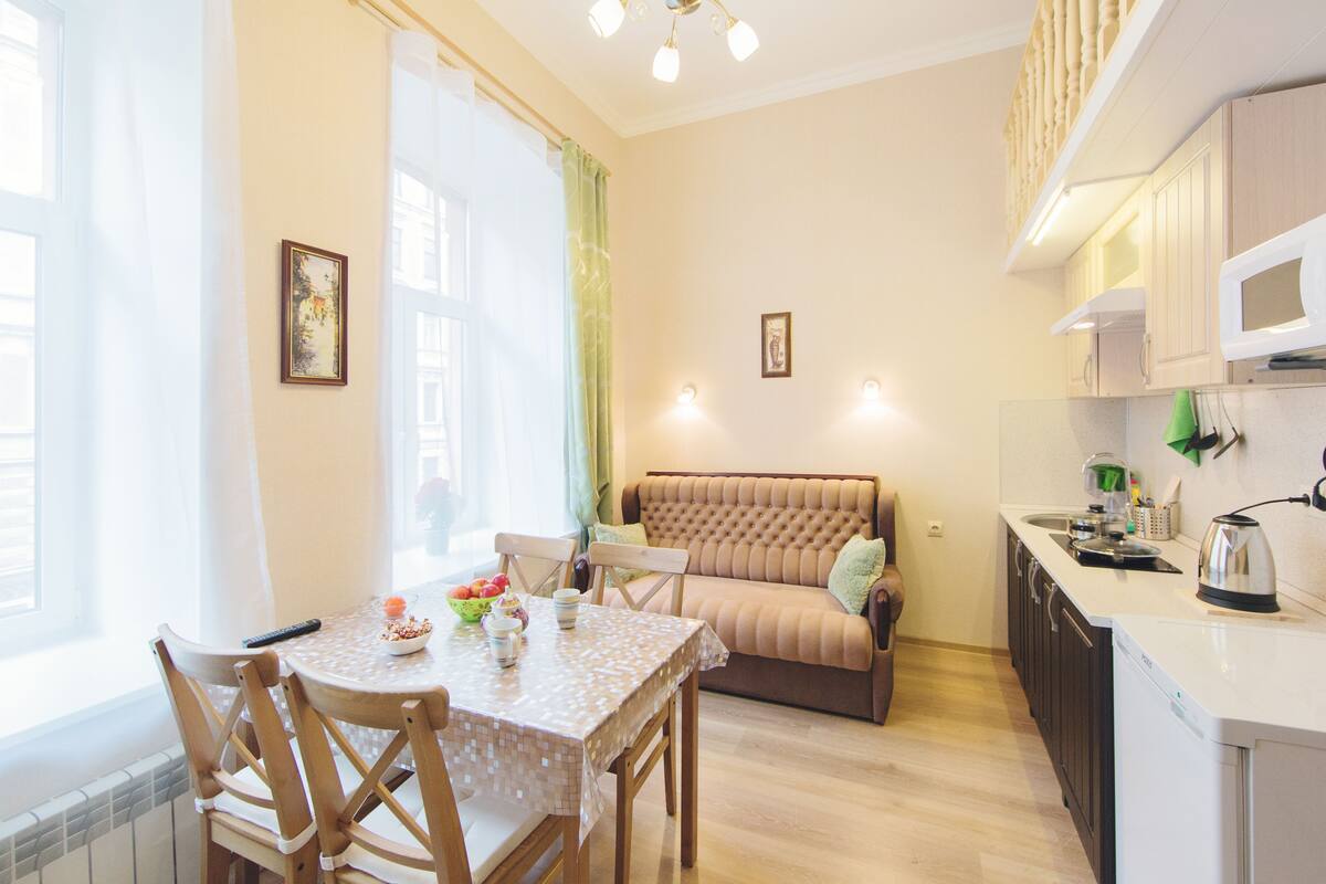 Standaard appartement | Woonruimte | Een flatscreentelevisie