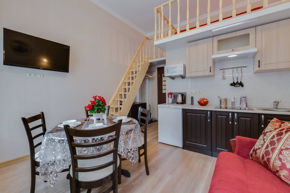 Deluxe appartement | Privékitchenette | Een koelkast, een magnetron, een kookplaat