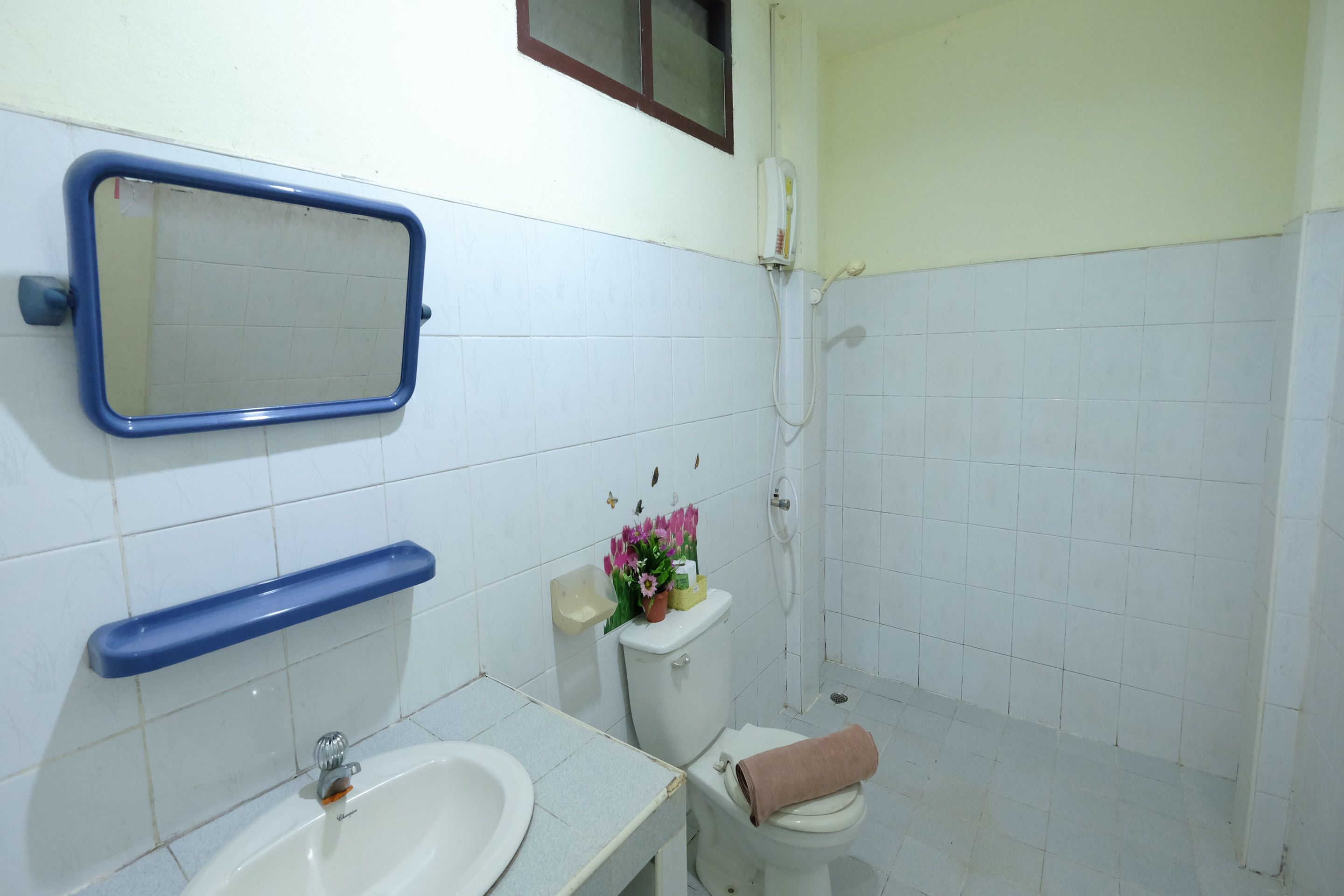 shower, free toiletries, towels