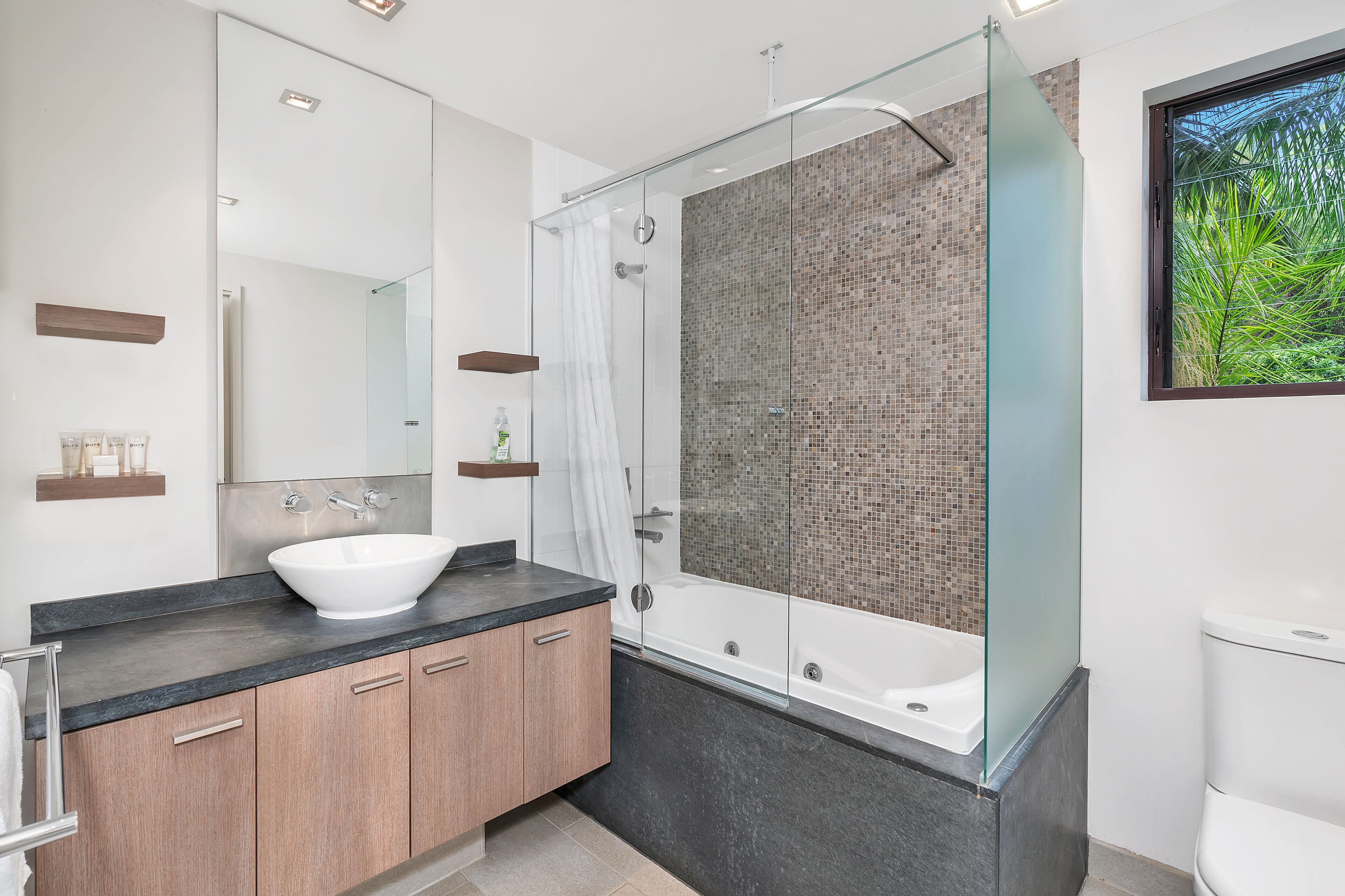 apartment, 3 bedrooms | bathroom | separate bathtub and shower, deep-soaking bathtub, towels