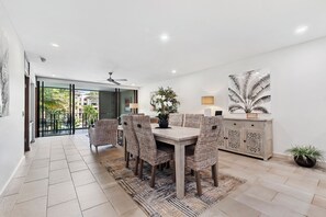 公寓, 2 间卧室, 环礁湖景观 | 客房内用餐