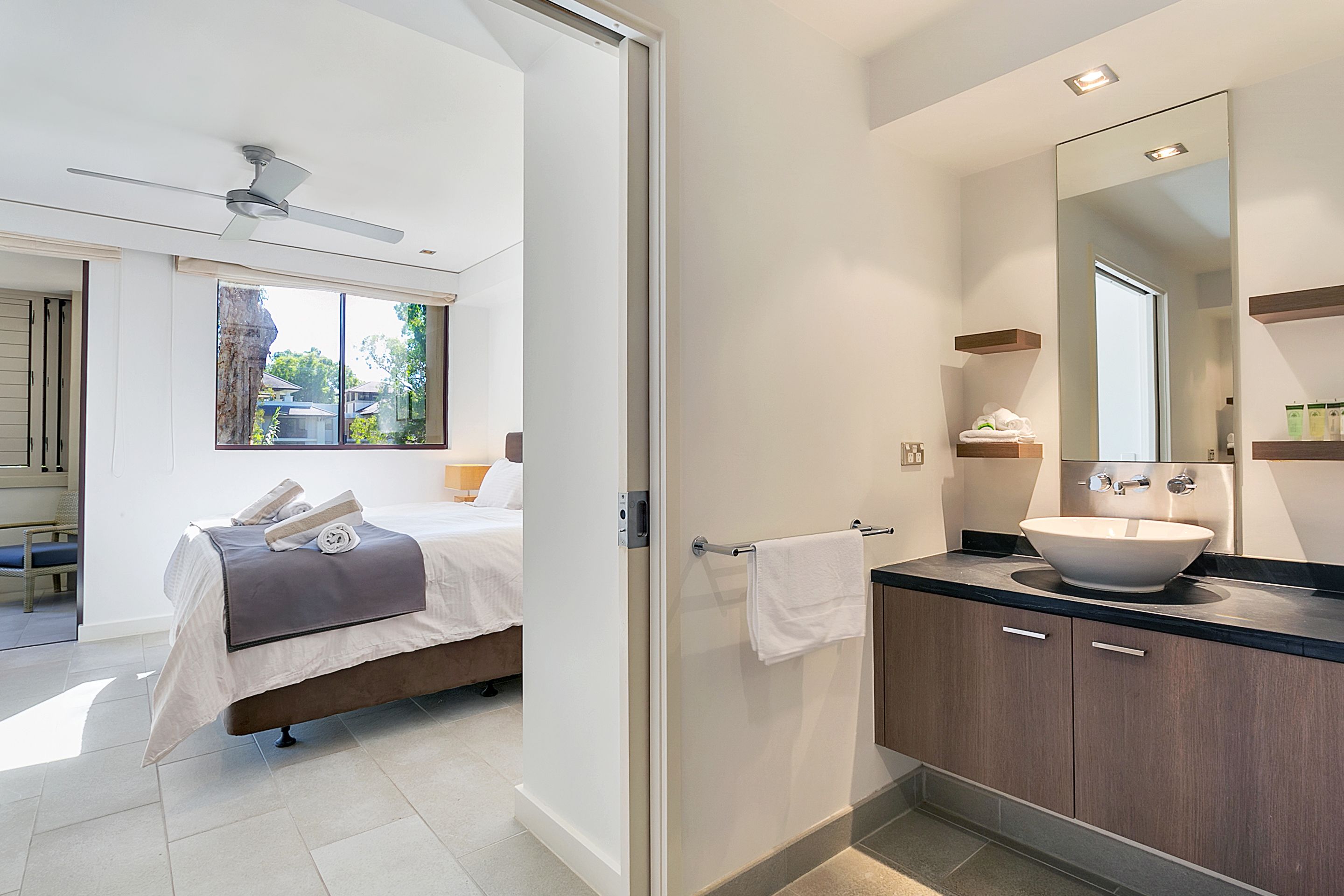 2 bedroom apartment | 2 bedrooms, individually decorated, individually furnished, desk