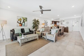 อพาร์ทเมนท์, 2 ห้องนอน, วิวทะเลสาบ | ห้องนั่งเล่น | ทีวีจอแอลซีดี, เครื่องเล่นดีวีดี