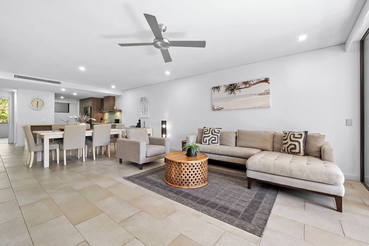 Apartamento luxo, 2 quartos, sacada | 2 quartos, individualmente decorados, individualmente mobiliados