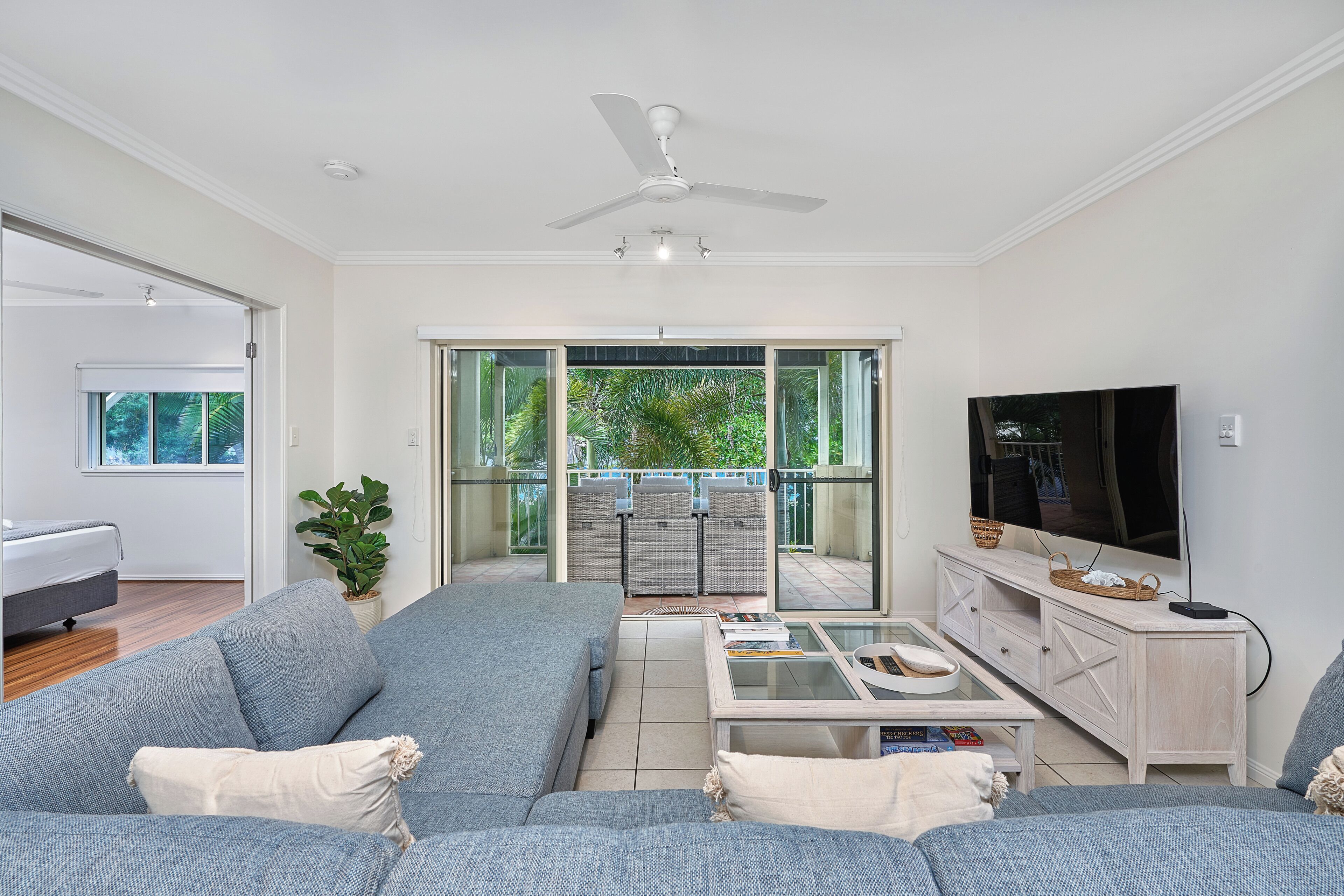 Leilighet – superior, 3 soverom, havutsikt | Oppholdsområde | Flatskjerm-TV og DVD-spiller