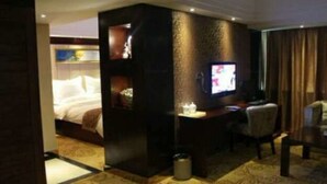 Suite (2 Beds) | Desk, blackout drapes, iron/ironing board (on request) - Qinghai Huangzi Haoting Hotel (Xining)