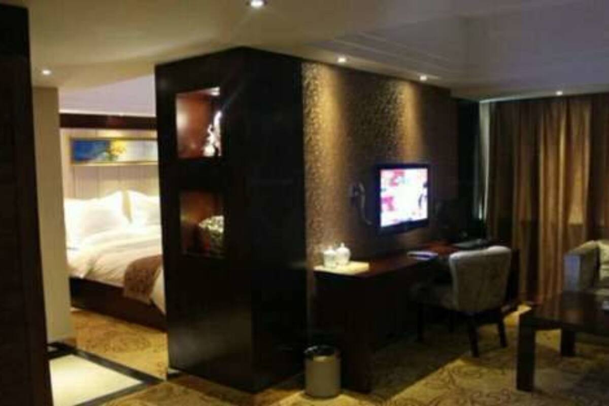 Suite (2 Beds) | Desk, blackout drapes, iron/ironing board (on request)