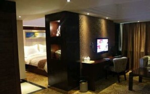 Sviitti (2 Beds) | Työpöytä, pimennysverhot, silitysrauta/-lauta, lisävuoteet