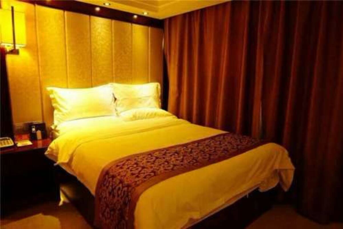 Deluxe Double Room | Desk, blackout drapes, iron/ironing board (on request)