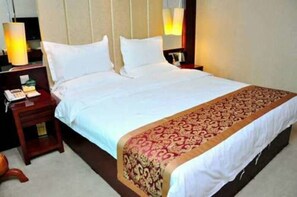 Desk, blackout curtains, iron/ironing board, rollaway beds - Qinghai Huangzi Haoting Hotel (Xining)