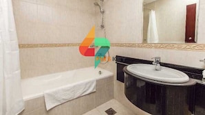 Ein Badezimmer mit einer Badewanne, einem Waschbecken und einer Dusche.