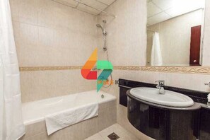 Studio | Bathroom | Shower, free toiletries, hair dryer, bidet - Piks Key - Elite Residences 4 (Dubai)