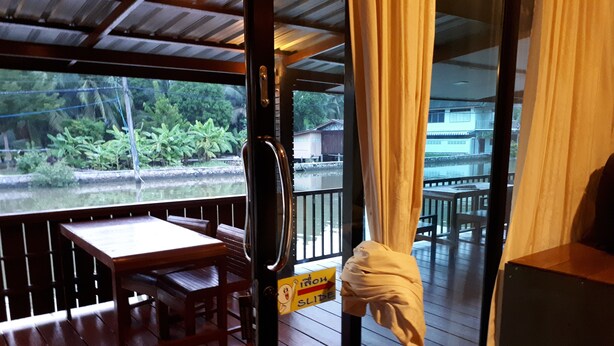 Standard Double Room with River View | Hiên