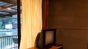 Standard Double Room with River View | Tiện nghi tại phòng