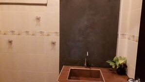 Standard Double Room with River View | Chậu rửa trong phòng tắm