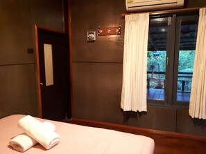 Standard Double Room with River View | 折疊床/加床、免費無線上網