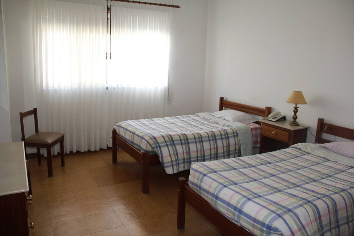 Chambre avec lits jumeaux, 2 lits une place | Wi-Fi gratuit