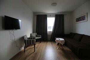Suite City, bagno privato | Soggiorno | TV a schermo piatto