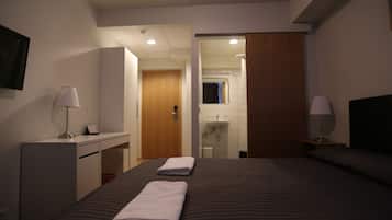 Escritorio, cortinas blackout, insonorización y wifi gratis