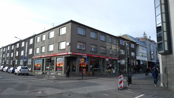 Un immeuble à plusieurs étages dont la devanture porte l’inscription « Iceland Hotel ».