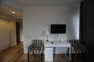 Escritorio, cortinas opacas, sistema de insonorización y wifi gratis