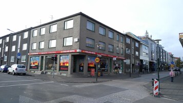 Un edificio con múltiples ventanas, una entrada visible y un cartel que dice 'Iceland Hotel'.