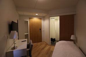 Schreibtisch, Verdunkelungsvorhänge, schallisolierte Zimmer