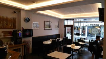 Petit déjeuner buffet (18 EUR par personne)