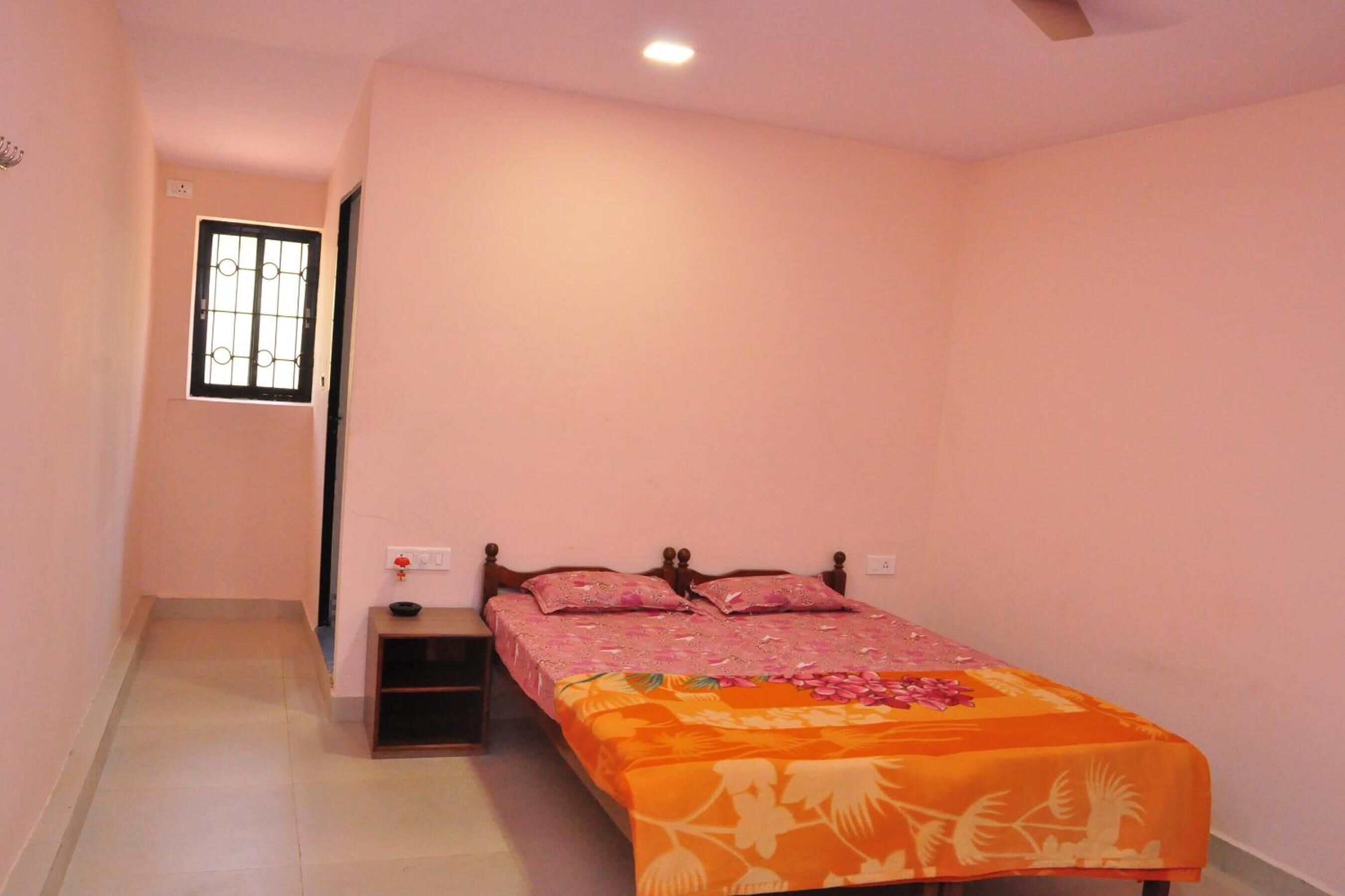 Minibar, bàn, bàn ủi/dụng cụ ủi quần áo 