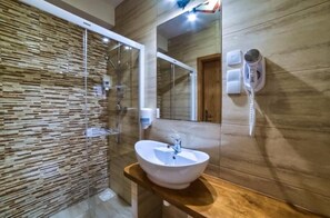 Chambre Double (Extra bed) | Salle de bain | Articles de toilette gratuits, sèche-cheveux, serviettes fournies