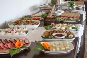 Aperto a colazione e cena, cucina locale e internazionale