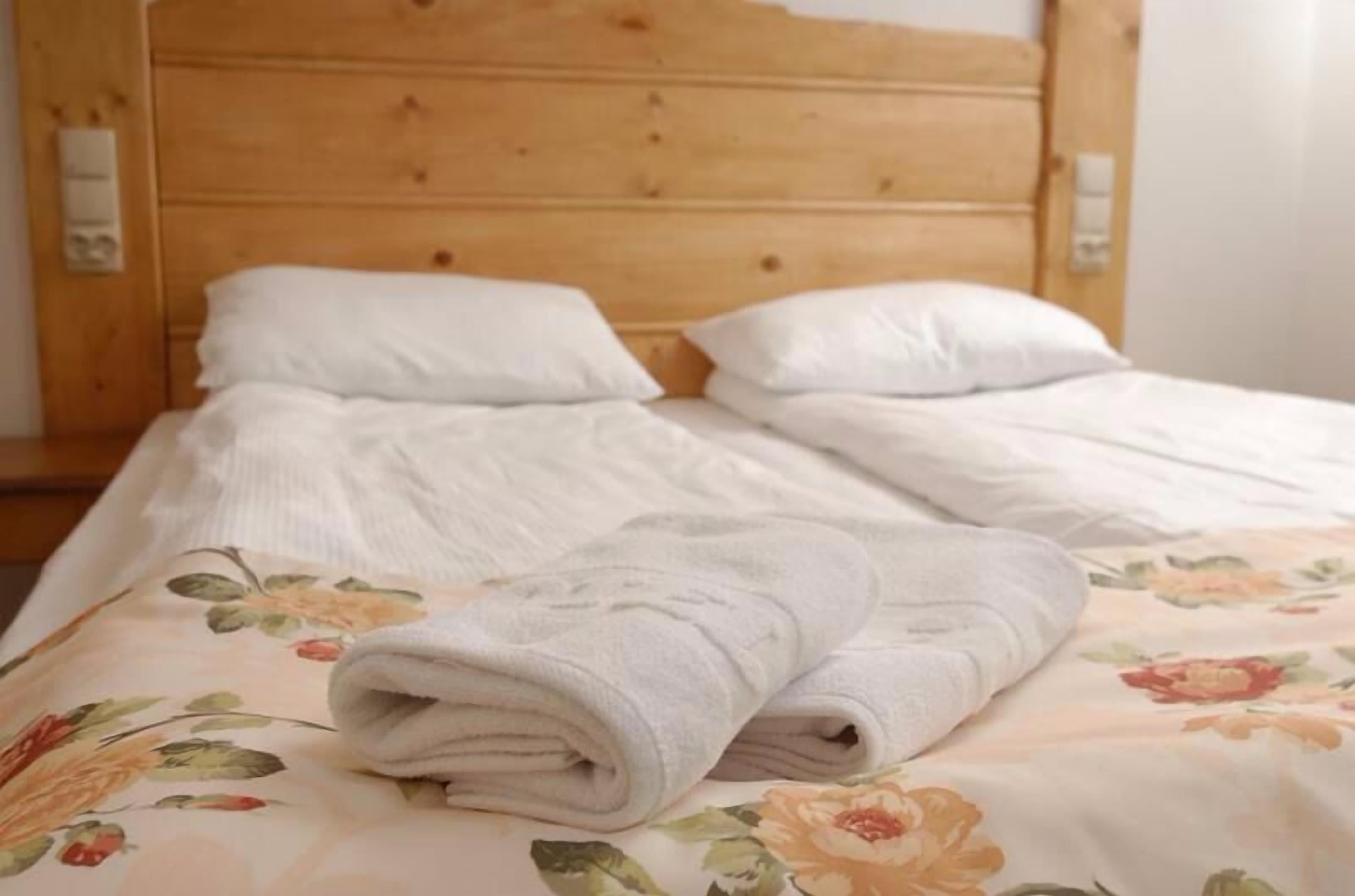 double room (extra bed) | desk, iron/ironing board, free wifi, bed sheets