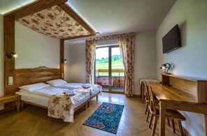 Camera doppia (Extra bed) | Una scrivania, ferro/asse da stiro, Wi-Fi gratuito, lenzuola