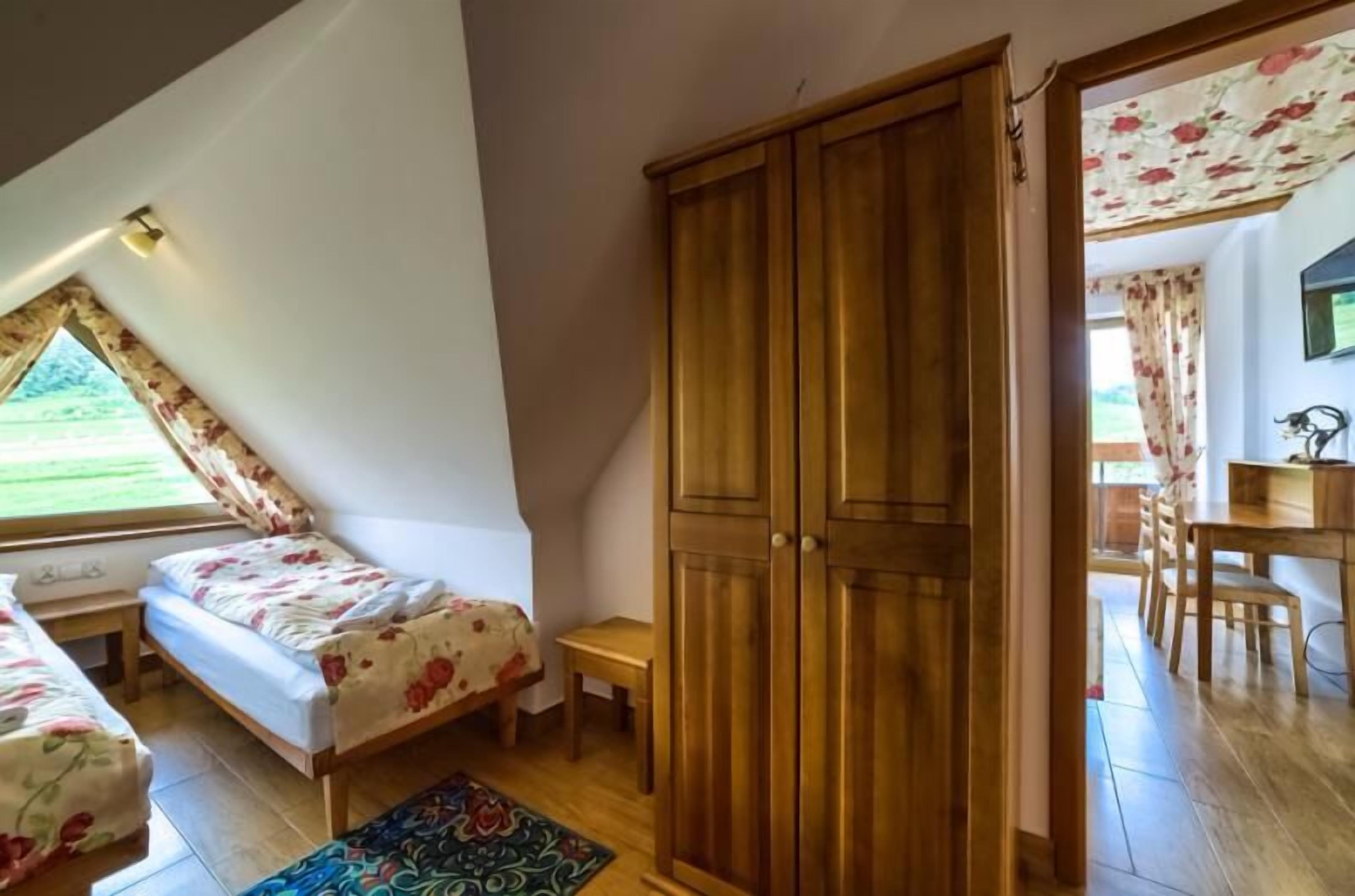 studio (302 & 305) | desk, iron/ironing board, free wifi, bed sheets