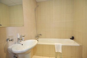 Studio | Badezimmer | Dusche, kostenlose Toilettenartikel, Haartrockner, Hausschuhe