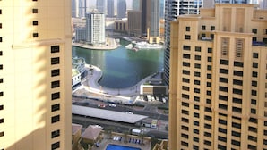 A high-rise hotel with a view of a marina and a pool area. - Piks Key - Sadaf 4 (Dubai)