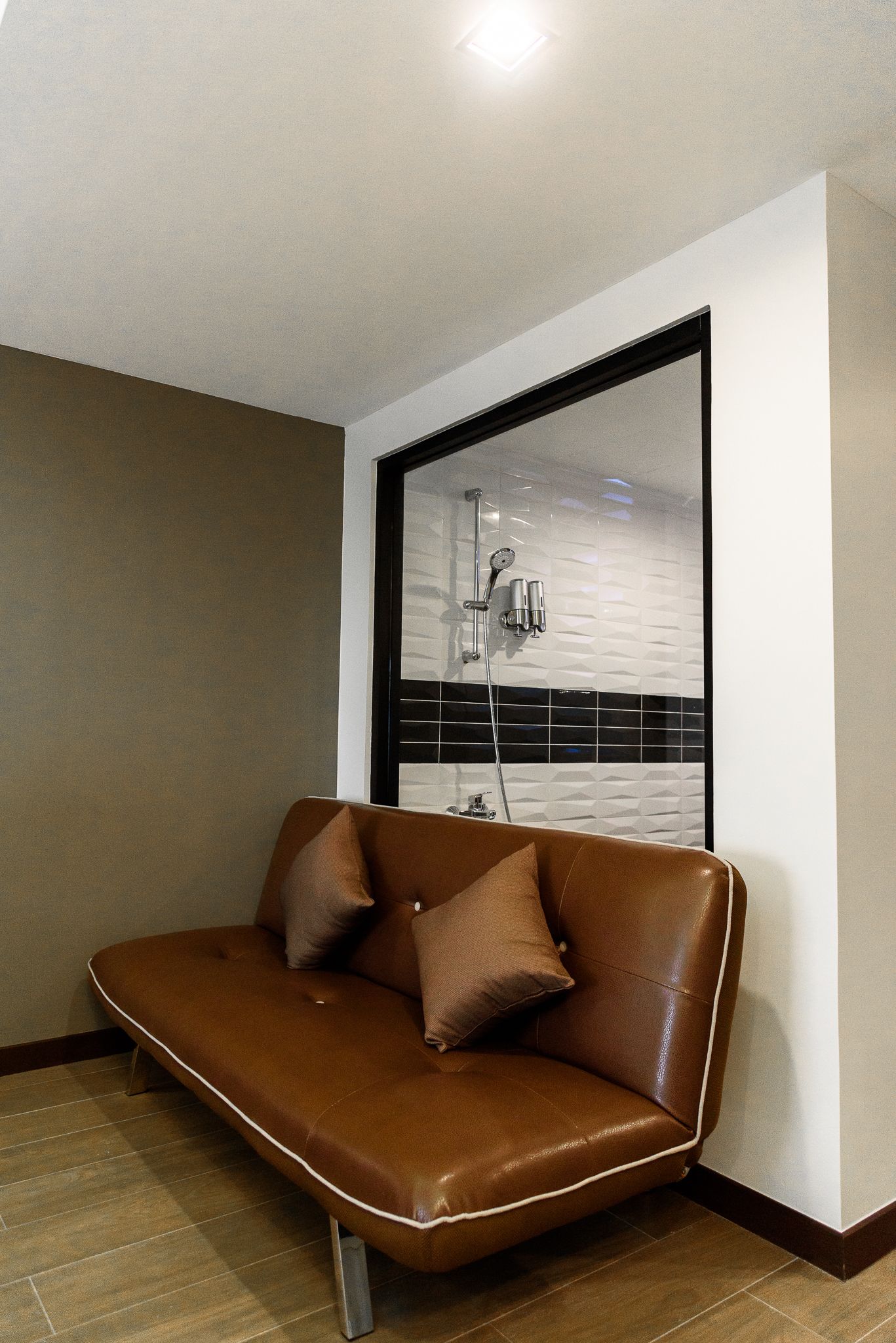 suite | living area | flat-screen tv